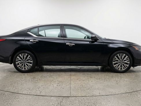 Used 2025 Nissan Altima 2.5 SV FWD image 8