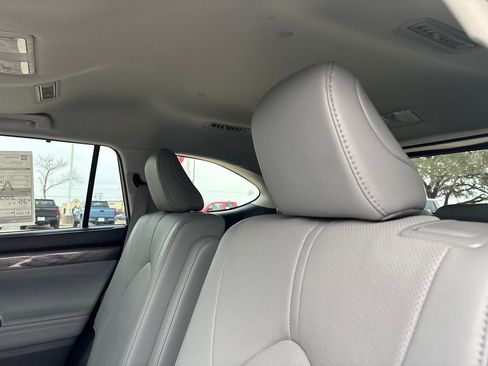 Used 2025 Toyota Highlander Limited image 29