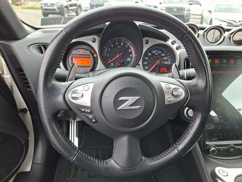 Used 2017 Nissan 370Z Coupe RWD image 18