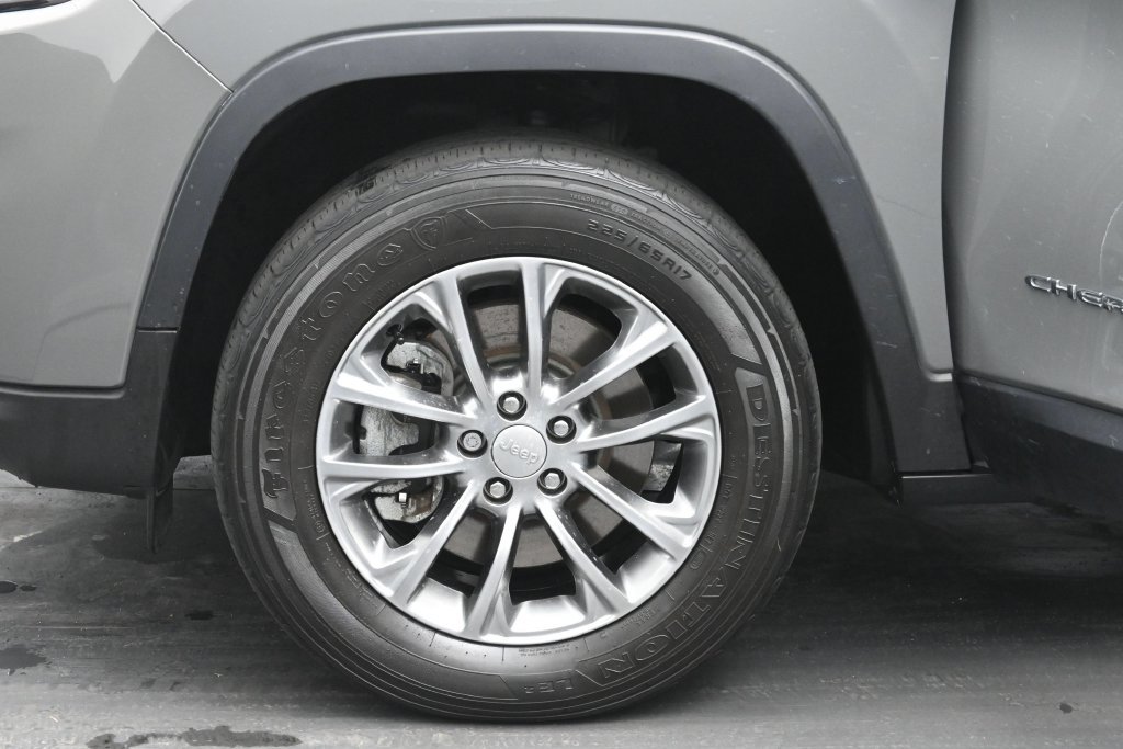 Used 2021 Jeep Cherokee Latitude Lux w/ Sun & Sound Group AWD/4WD image 32