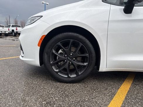 Used 2025 Chrysler Pacifica Limited image 44