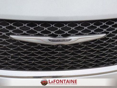 Used 2024 Chrysler Pacifica Touring-L image 9