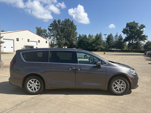 Used 2023 Chrysler Pacifica Touring-L FWD image 9