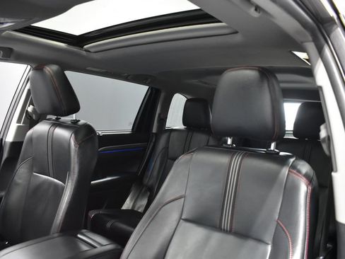 Used 2019 Toyota Highlander SE w/ Nightshade Edition AWD/4WD image 16