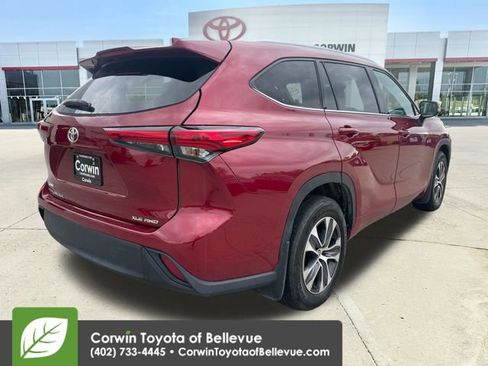 Used 2021 Toyota Highlander XLE AWD/4WD image 5