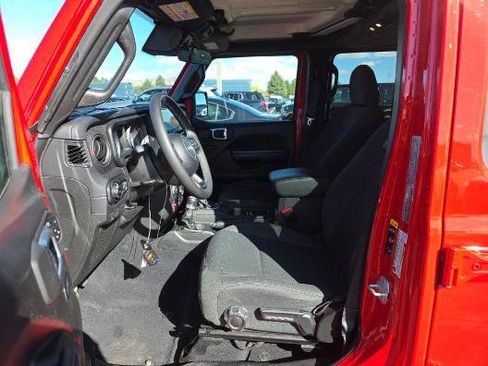 Used 2025 Jeep Wrangler Unlimited Rubicon AWD/4WD image 3