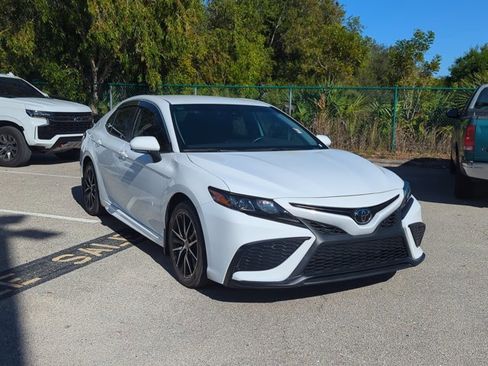 Used 2023 Toyota Camry SE image 3