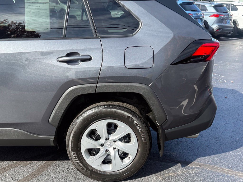 Certified 2022 Toyota RAV4 LE AWD/4WD image 4