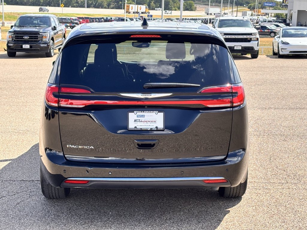 Used 2025 Chrysler Pacifica Select FWD image 7