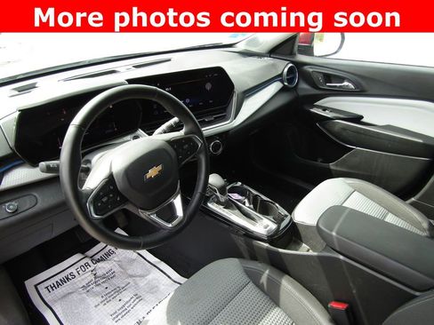 Used 2025 Chevrolet Trax LT w/ LT Convenience Package image 11