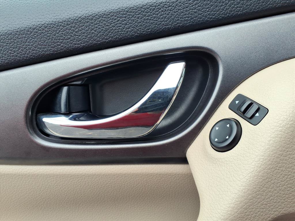 Used 2016 Nissan Rogue SV FWD image 16