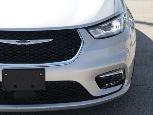 Used 2024 Chrysler Pacifica Touring-L image 18