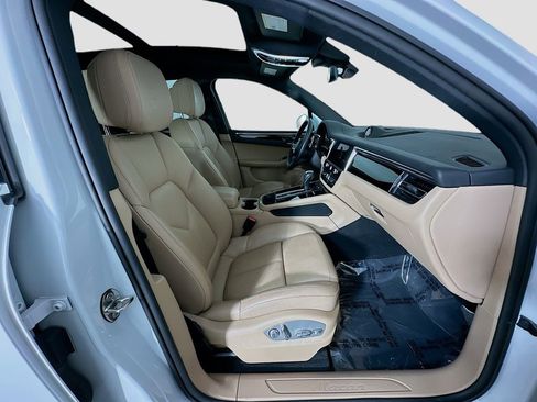 Certified 2023 Porsche Macan AWD/4WD image 31