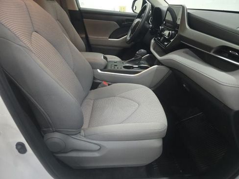 Used 2023 Toyota Highlander L FWD image 3