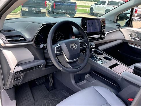 Used 2021 Toyota Sienna XLE FWD image 18