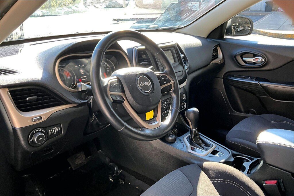 Used 2016 Jeep Cherokee Latitude w/ Safety/Convenience Group AWD/4WD image 10