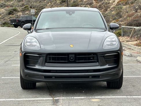 Used 2025 Porsche Macan image 11