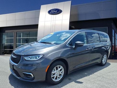 Used 2023 Chrysler Pacifica Touring-L FWD image 4