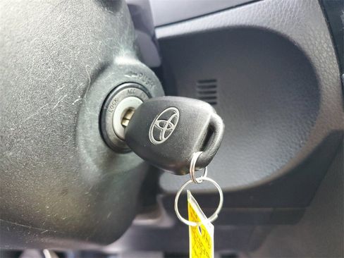 Used 2016 Toyota Corolla L image 30