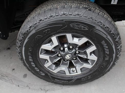 Used 2018 Toyota Tacoma TRD Off-Road image 15