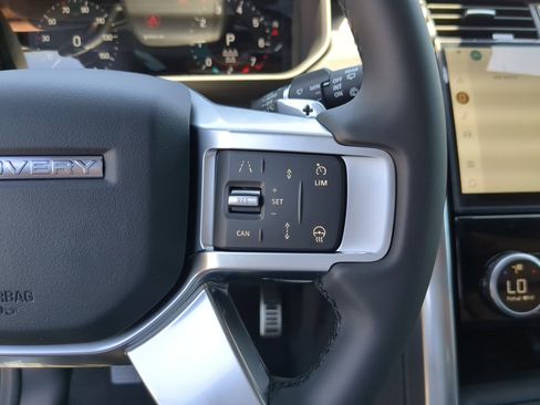 New 2025 Land Rover Discovery Dynamic SE image 29