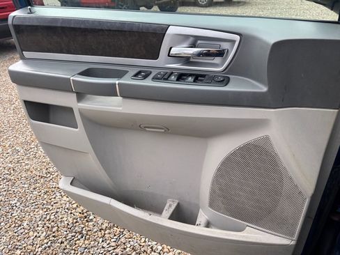 Used 2010 Dodge Grand Caravan SXT FWD image 15