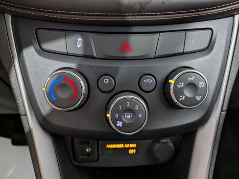 Used 2019 Chevrolet Trax LT w/ LT Convenience Package AWD/4WD image 17