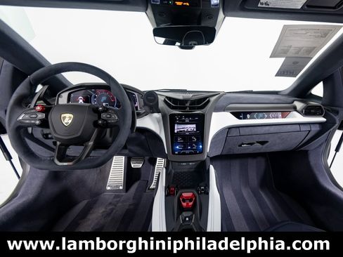Used 2025 Lamborghini Revuelto image 40