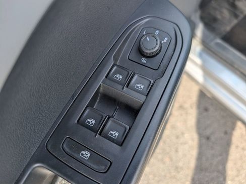 Used 2023 Volkswagen Taos SE AWD/4WD image 16
