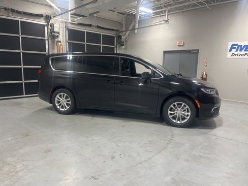 New 2026 Chrysler Pacifica Select image 1