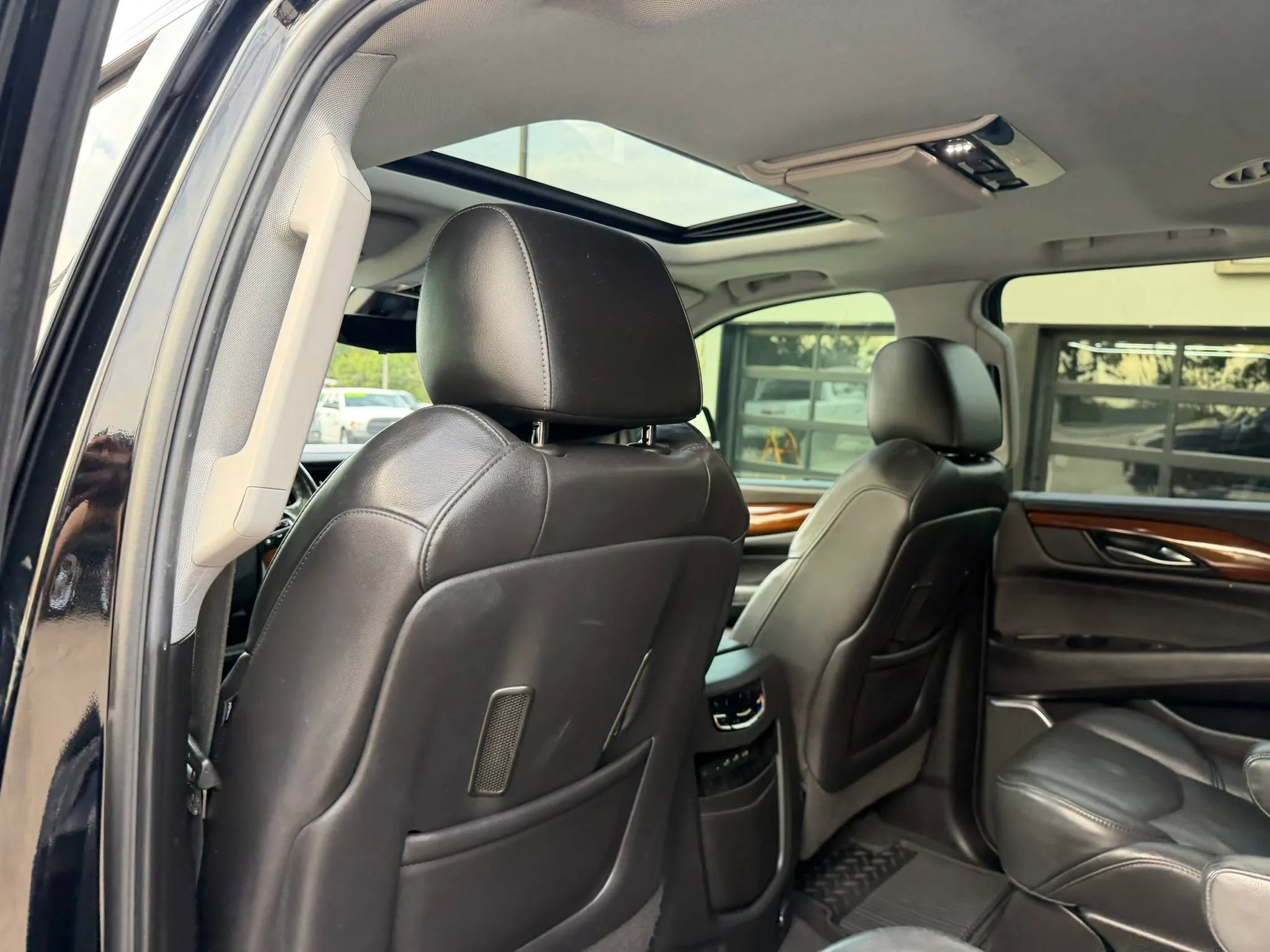 Used 2019 Cadillac Escalade Luxury AWD/4WD image 40