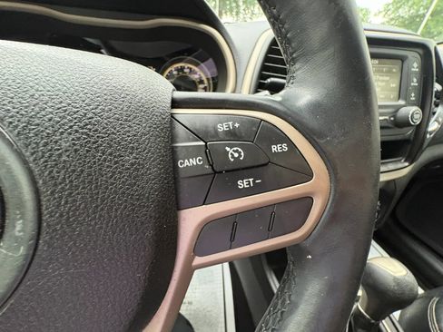 Used 2017 Jeep Cherokee Sport FWD image 31