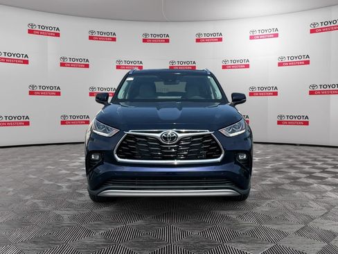 New 2026 Toyota Highlander Platinum AWD/4WD image 2