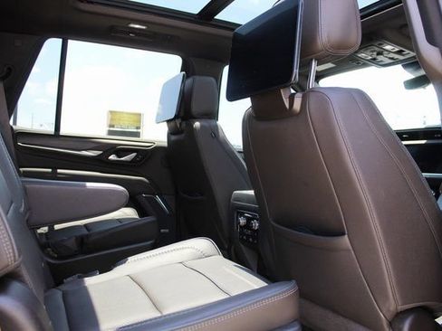 Used 2024 GMC Yukon Denali w/ Advanced Technology Package AWD/4WD image 18