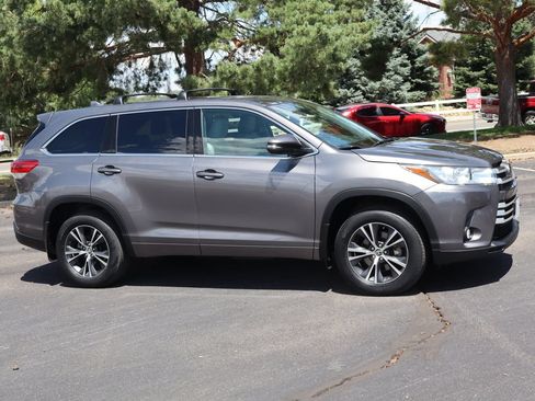 Used 2018 Toyota Highlander Plus AWD/4WD image 2