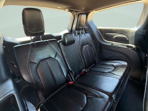 Used 2025 Chrysler Pacifica Select FWD image 12