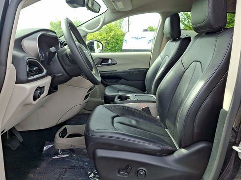 Used 2024 Chrysler Pacifica Touring-L FWD image 11