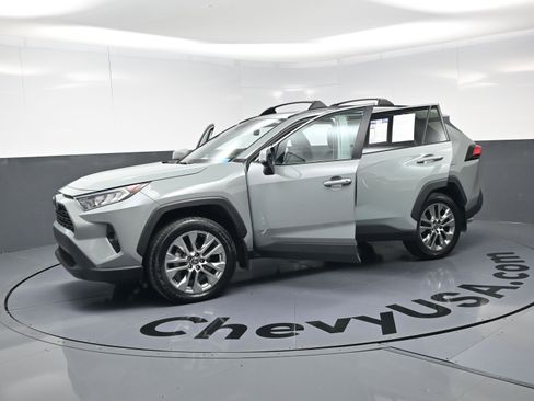 Used 2021 Toyota RAV4 XLE Premium image 21