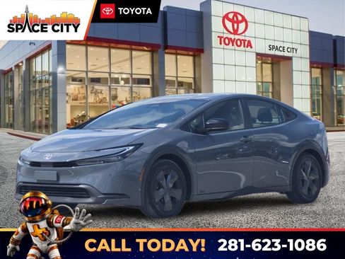 Used 2025 Toyota Prius LE AWD/4WD image 1