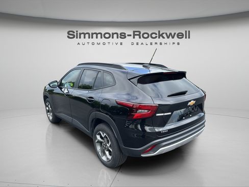 Used 2025 Chevrolet Trax LT w/ LT Convenience Package FWD image 3