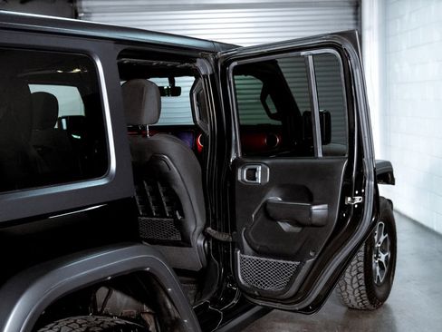 Used 2021 Jeep Wrangler Unlimited Rubicon AWD/4WD image 31