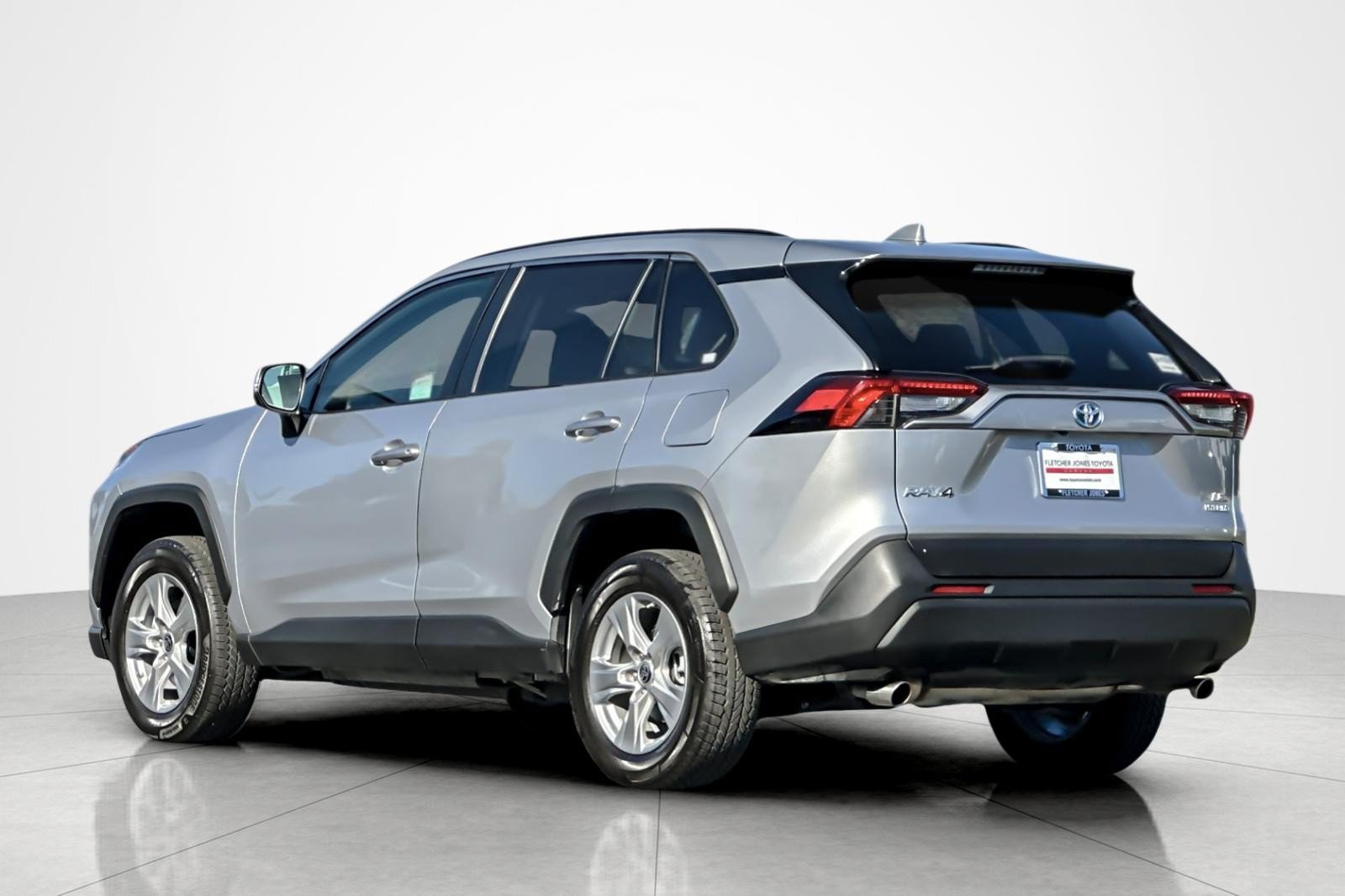 Used 2022 Toyota RAV4 LE AWD/4WD image 3