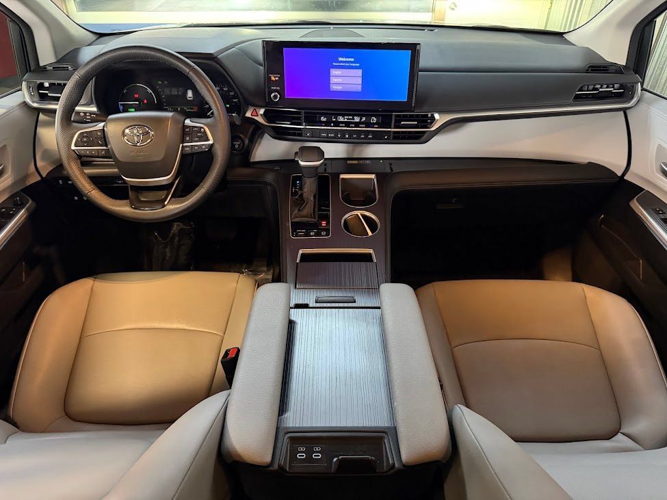 Used 2025 Toyota Sienna XLE FWD image 9