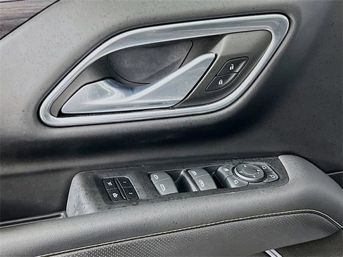 Used 2023 GMC Yukon SLT w/ SLT Premium Package image 9