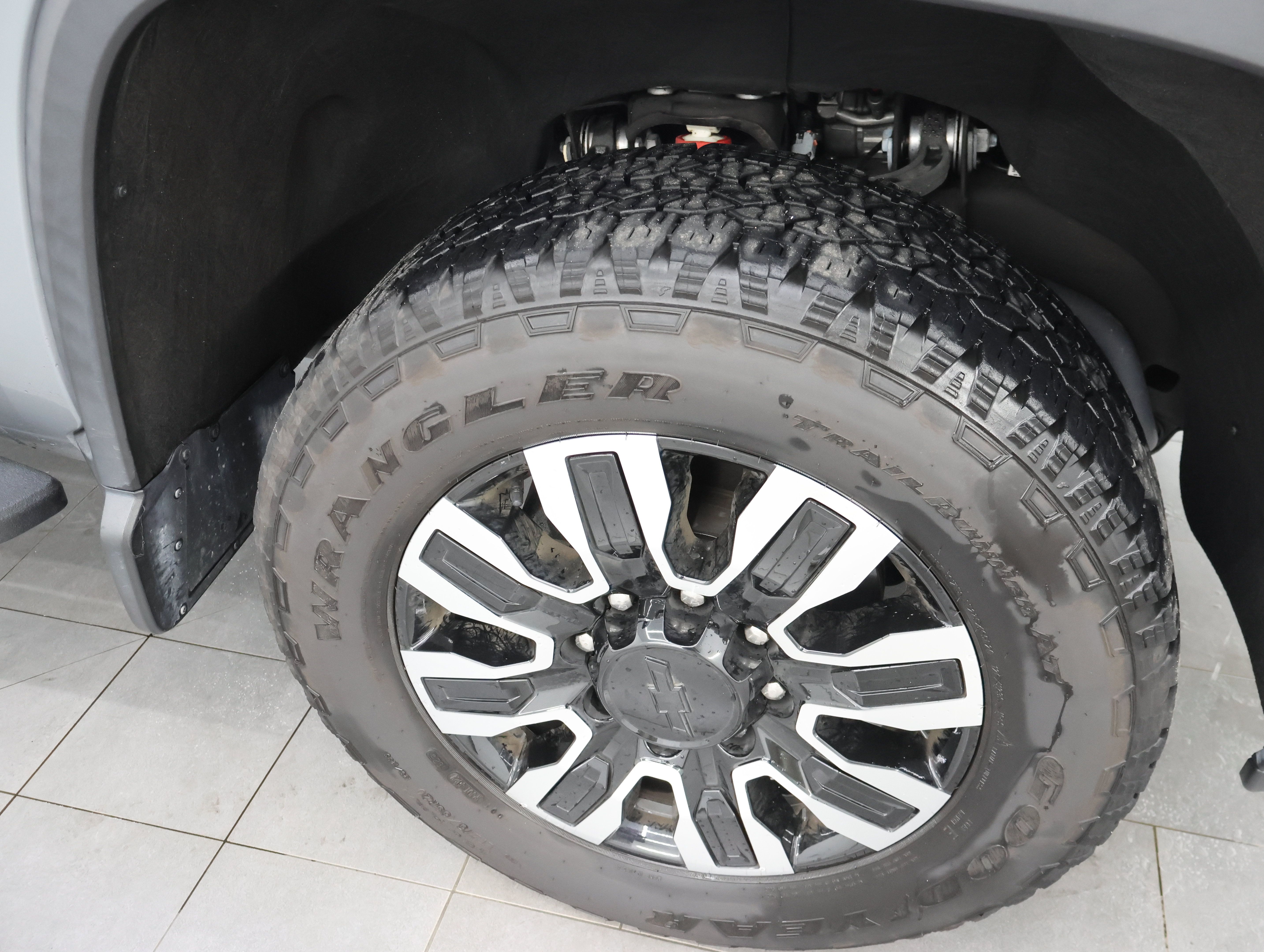 Used 2024 Chevrolet Silverado 2500 LT AWD/4WD image 3