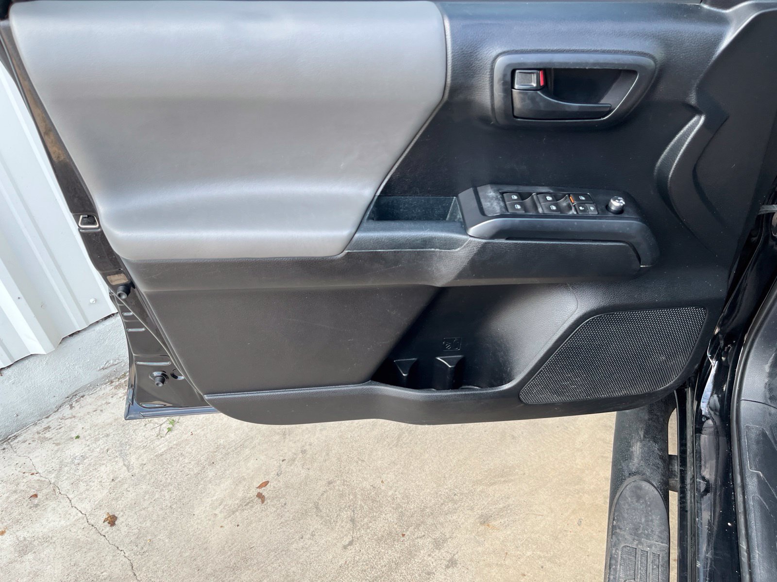 Used 2017 Toyota Tacoma SR w/ SR Convenience Package RWD image 11