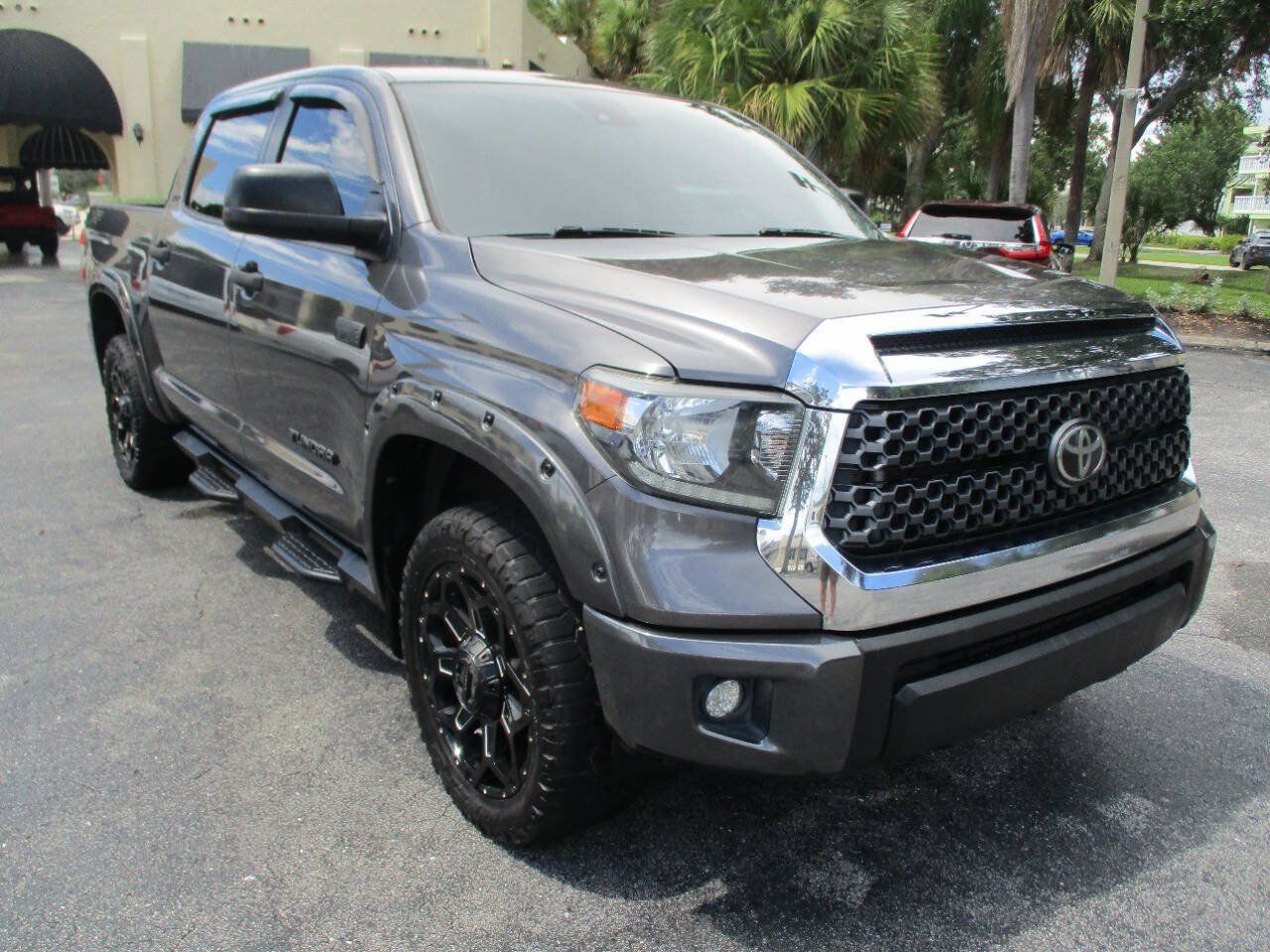 Used 2020 Toyota Tundra SR5 w/ SR5 Upgrade Package AWD/4WD image 3