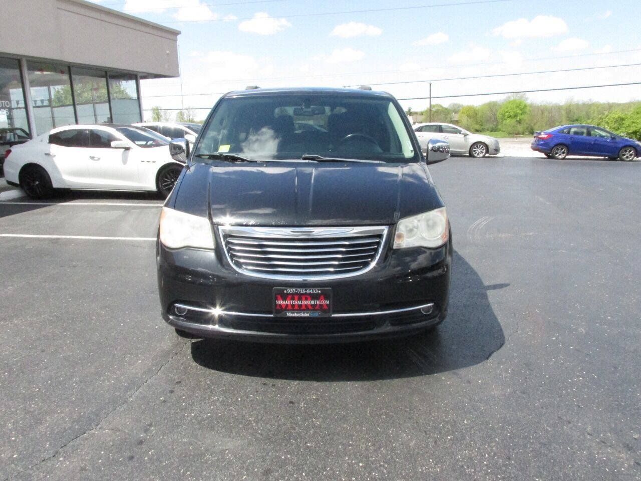 Used 2012 Chrysler Town & Country Touring-L w/ Driver Convenience Group FWD image 5