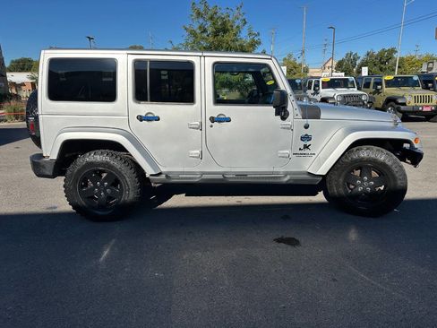 Used 2012 Jeep Wrangler Unlimited Sahara image 8