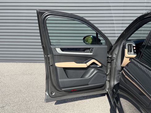 Used 2025 Porsche Cayenne image 21